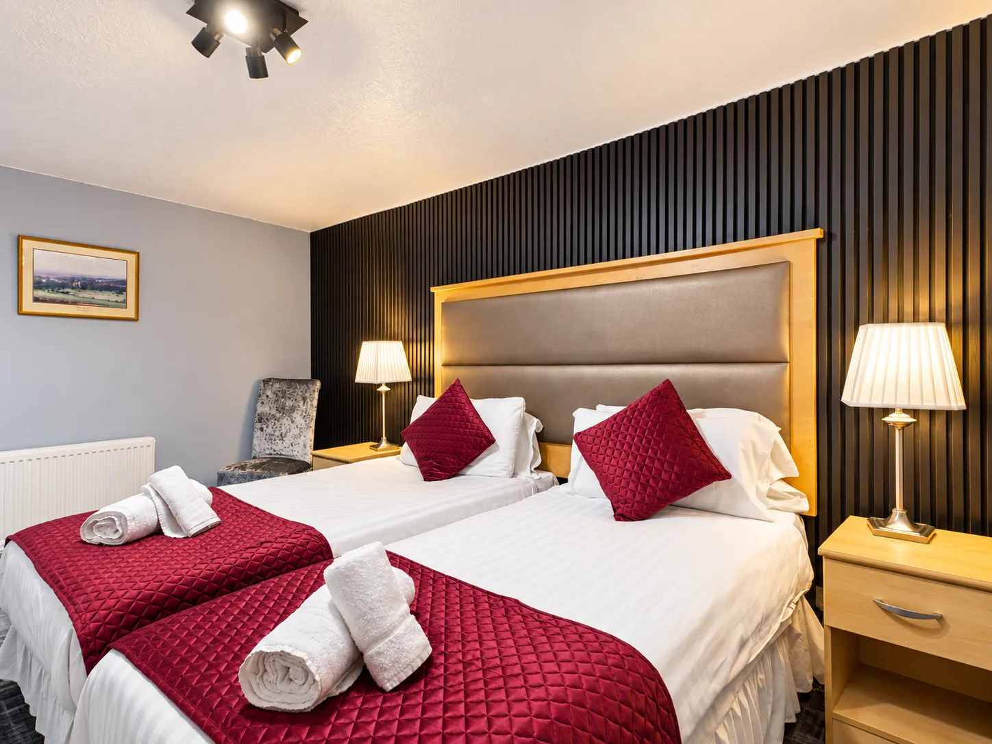 Modern Twin-Bed Hotel Bedroom